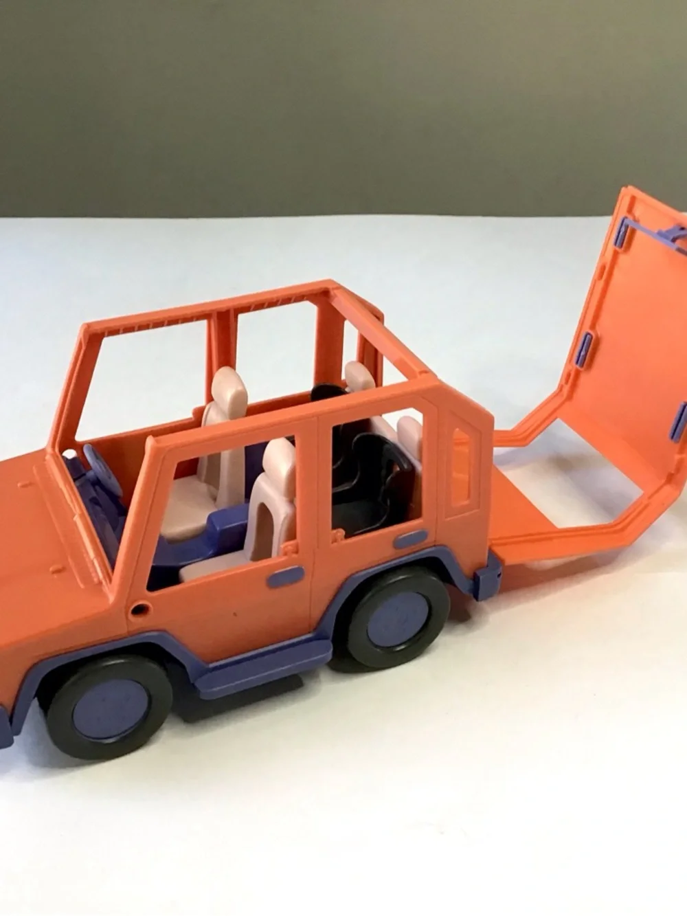 Bluey Heeler 4WD Family Vehicle Orange Jeep Top Opens 4 Seats Inside Moose Toys